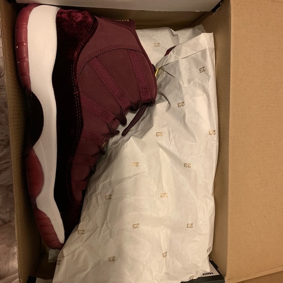 BRAND NEW Air Jordan 11 retro velvets - Picture 2 of 4